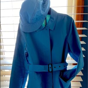 Gap rain coat trench with matching hat.🌧☔️🌬💦